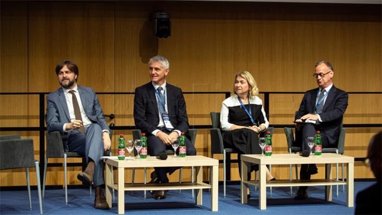 Slika /dokumenti/NJ-HR forum.jpg
